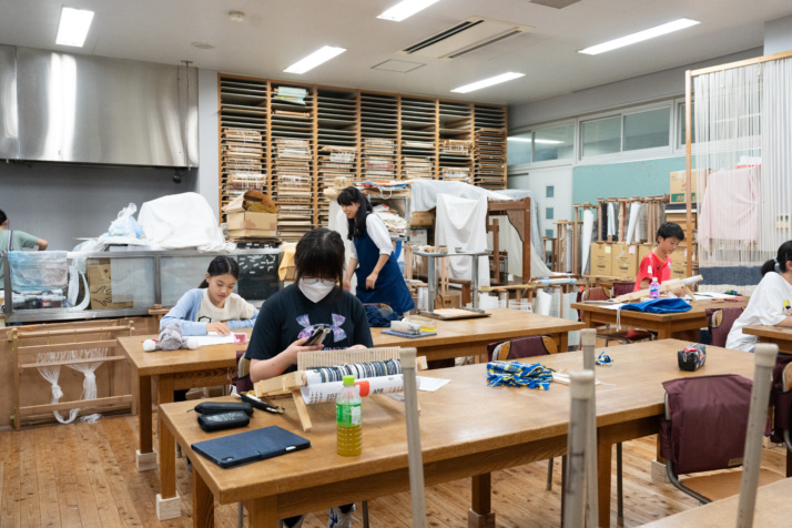 「明星学園中学校」の工芸室での作業風景