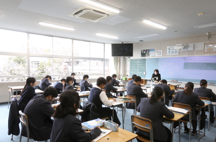 麗澤瑞浪中学・高等学校の中学2年生の英語の授業風景