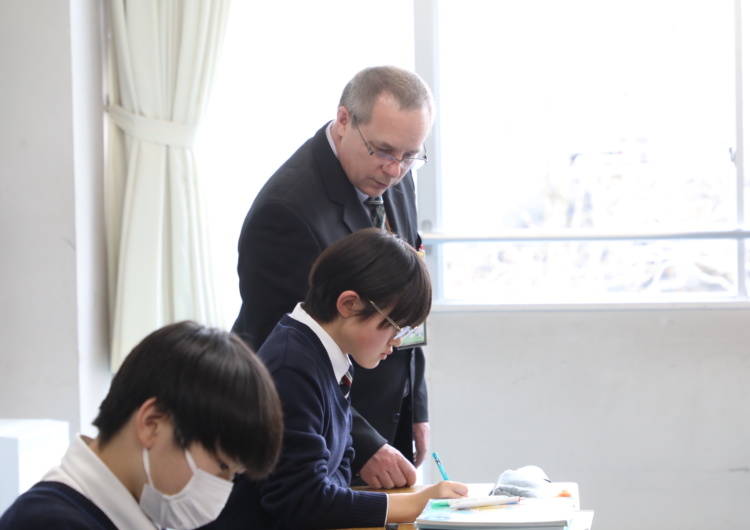 麗澤瑞浪中学・高等学校のピーター・リチャードソン先生が英語の授業で教えているようす