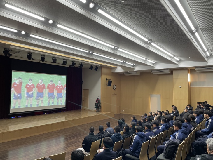 長崎南山中学校・高等学校のペトロホールで観戦する生徒たち