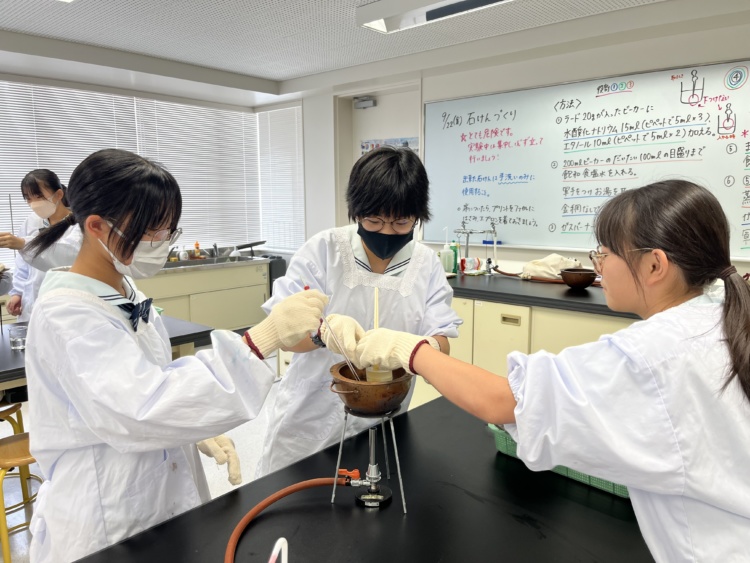 中村学園女子中学校の石けんづくりの理科の実験風景