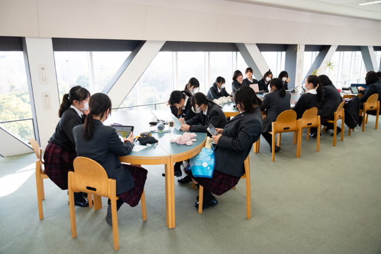 中村中学校・高等学校生徒がコリドールで勉強するようす