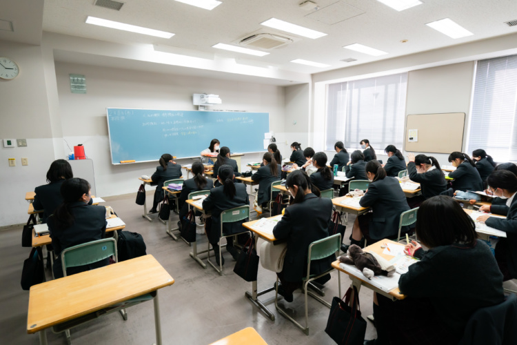 中村中学校・高等学校生徒が授業を受けるようす