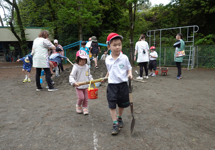 七沢希望の丘初等学校の児童が七沢幼稚園の園児たちと交流している様子