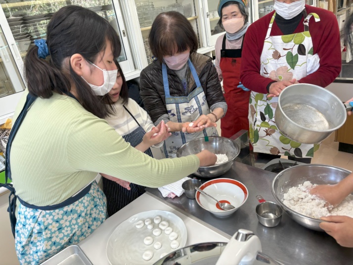 地域住民といっしょにwithキッチンの取り組みを行う奈良県立国際中学校・高等学校の生徒たち