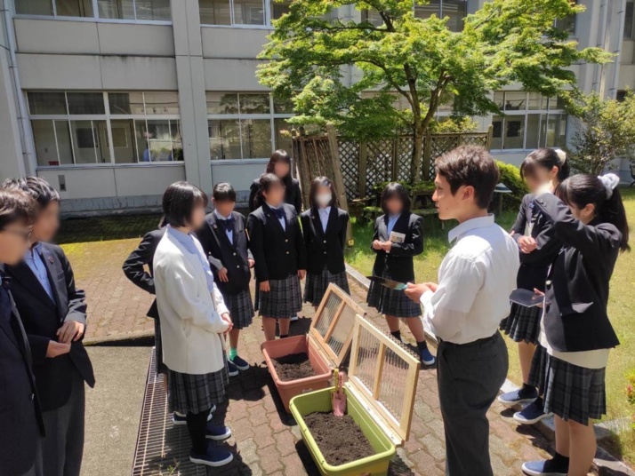 ゴミ削減として校内でコンポストを導入する奈良県立国際中学校・高等学校の様子