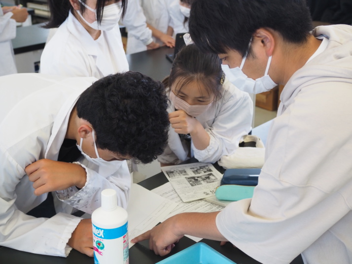 奈良女子大学附属中等教育学校の生徒の実験風景