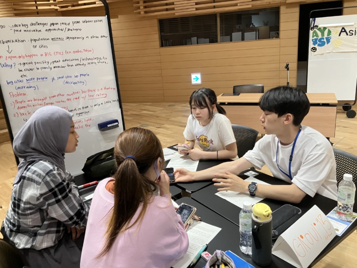 奈良女子大学附属中等教育学校の生徒の国際交流風景