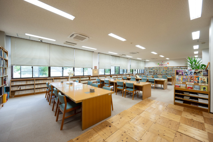 奈良女子大学附属中等教育学校の図書館