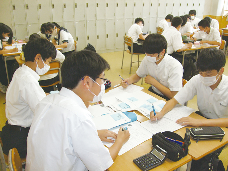 奈良学園登美ヶ丘中学校・高等学校の生徒たちがグループで探究学習に取り組むようす