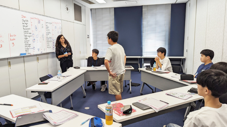 イングリッシュキャンプでネイティブの先生と生徒が話すようす