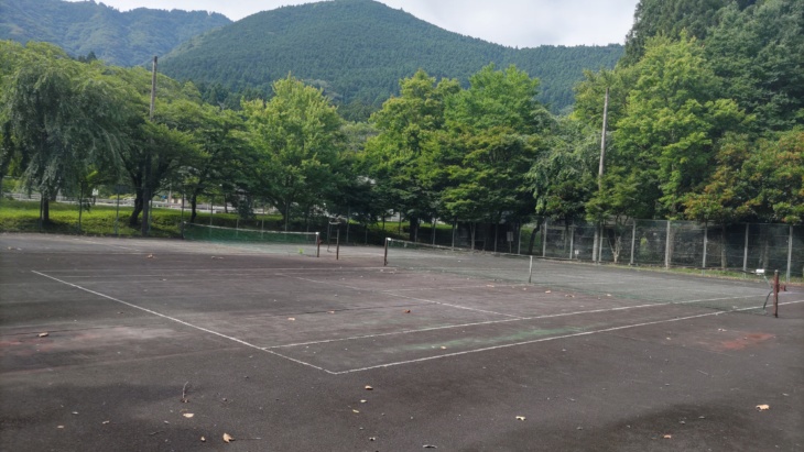 静岡県掛川市の「ならここの里キャンプ場」にあるテニスコート