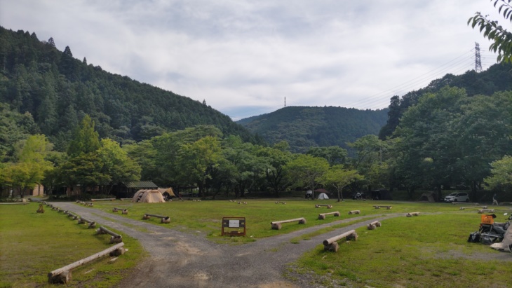 静岡県掛川市の「ならここの里キャンプ場」にあるフリーサイト