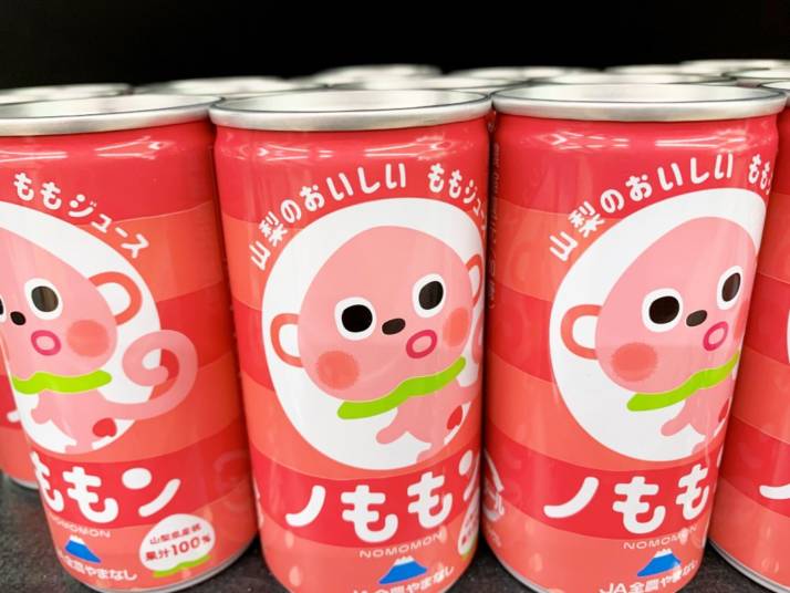 「道の駅なるさわ」内の「物産館」で販売されるピーチジュース「ノももン」