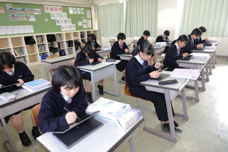 日南学園中学校・高等学校の授業風景