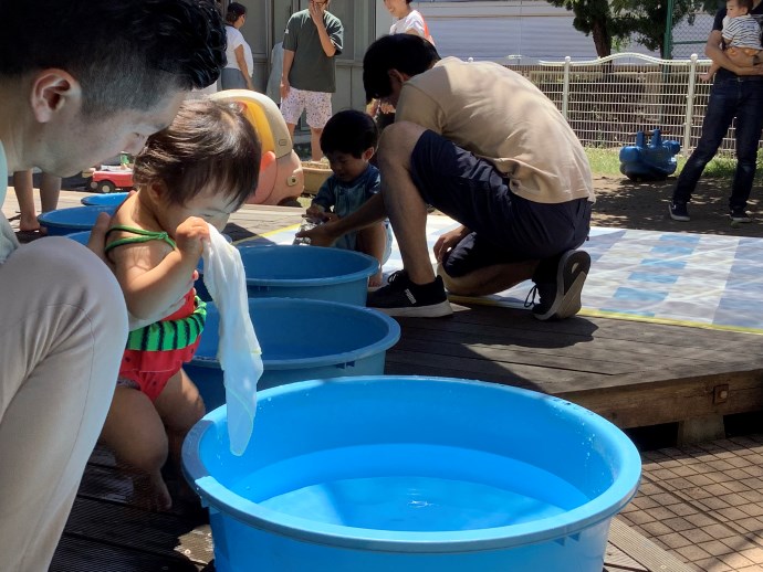 にこてらすで水遊びをする子どもたち