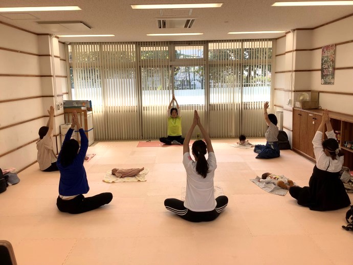 神奈川県横浜市の瀬谷区地域子育て支援拠点「にこてらす」での産後ヨガイベントの様子