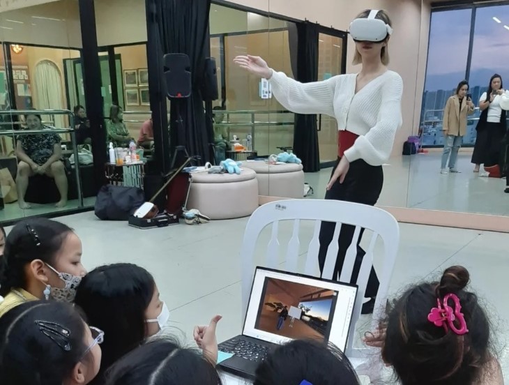 日本舞踊扇寿流が開発したVRアプリをする外国人女性