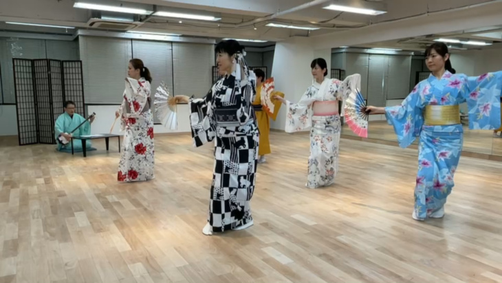 日本舞踊扇寿流の教室で家元扇寿さんの三味線に合わせて踊る女性たち