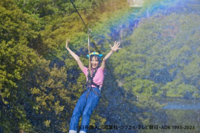 兵庫県淡路市のニジゲンノモリでジップラインをしている女の子