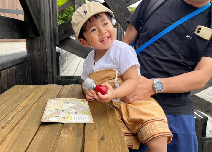 兵庫県淡路市のニジゲンノモリのアトラクションを満喫している幼児