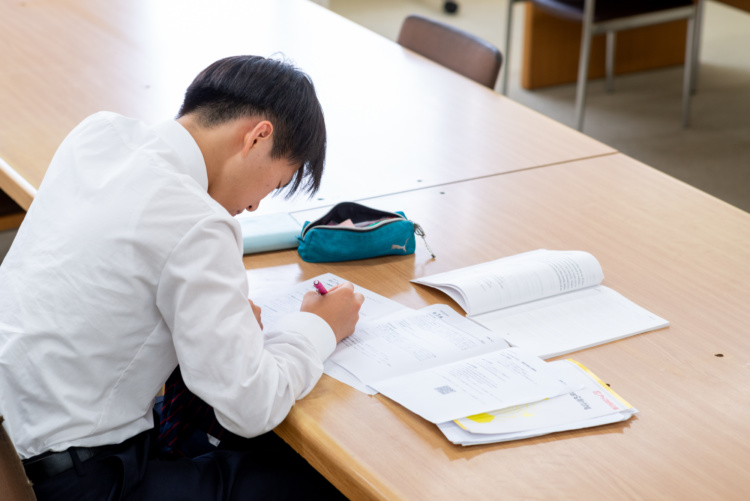 西大和学園中学校・高等学校の生徒が学習に取り組むようす