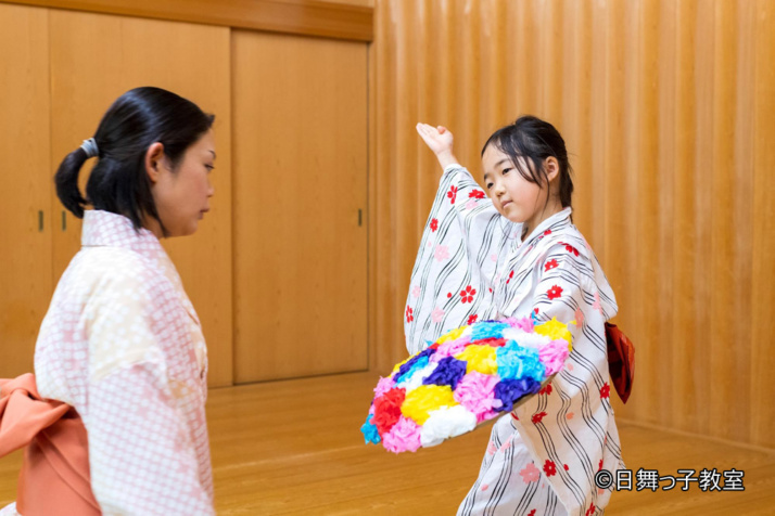 日舞っ子教室のお稽古の様子