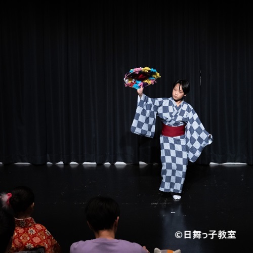 日舞っ子教室の「踊り初め」イベントの様子