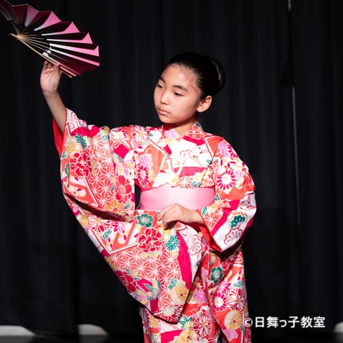 日舞っ子教室の「踊り初め」イベントの様子