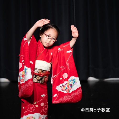 日舞っ子教室の「踊り初め」イベントの様子