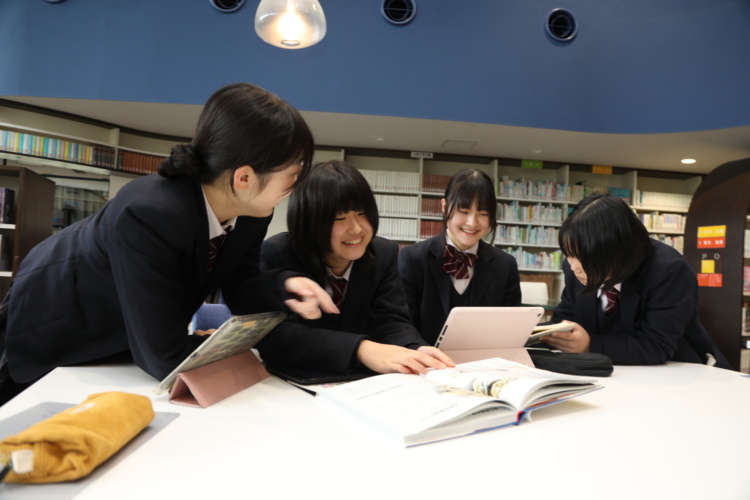 図書館で調べ物をする生徒たち