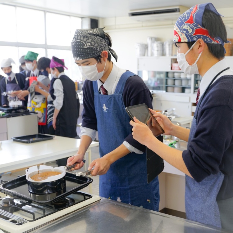 探究学習でチョコレートケーキを作る生徒たち