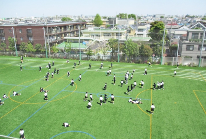 東京農業大学稲花小学校の人工芝が敷かれた美しいグラウンド