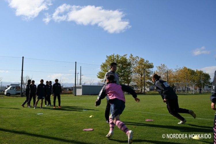 試合前にウォーミングアップを行う「ノルディーア北海道」の選手たち