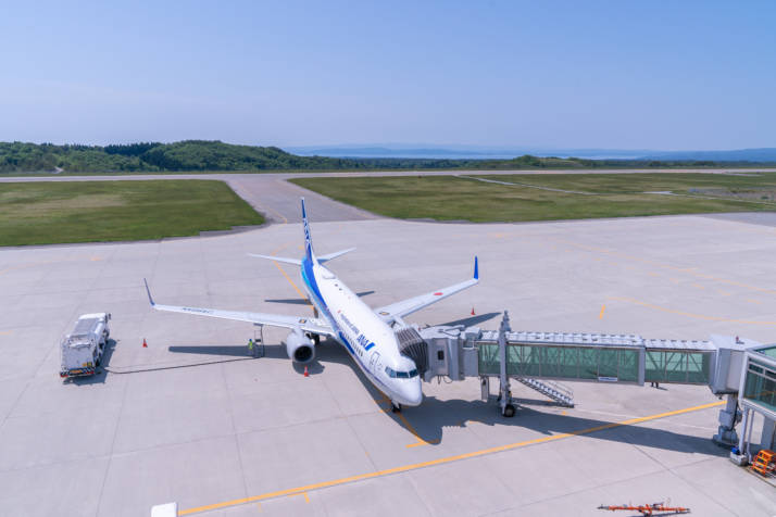 石川県輪島市にあるのと里山空港から眺めた飛行機