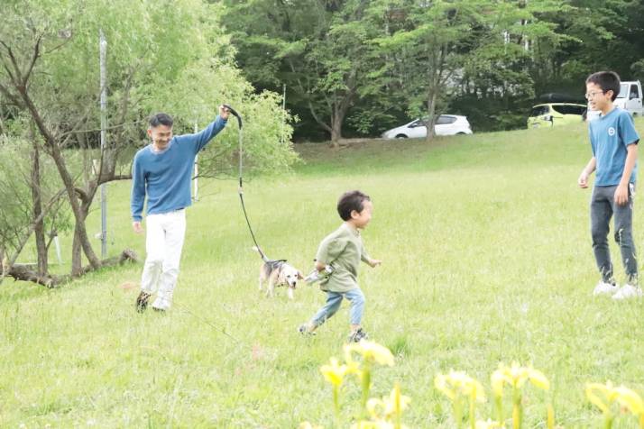 ノトイエ周辺で遊ぶ親子とペット