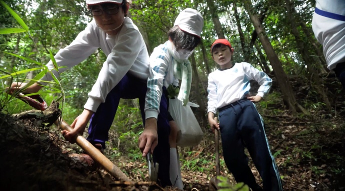 ノートルダム学院小学校の「山の家学習」の様子