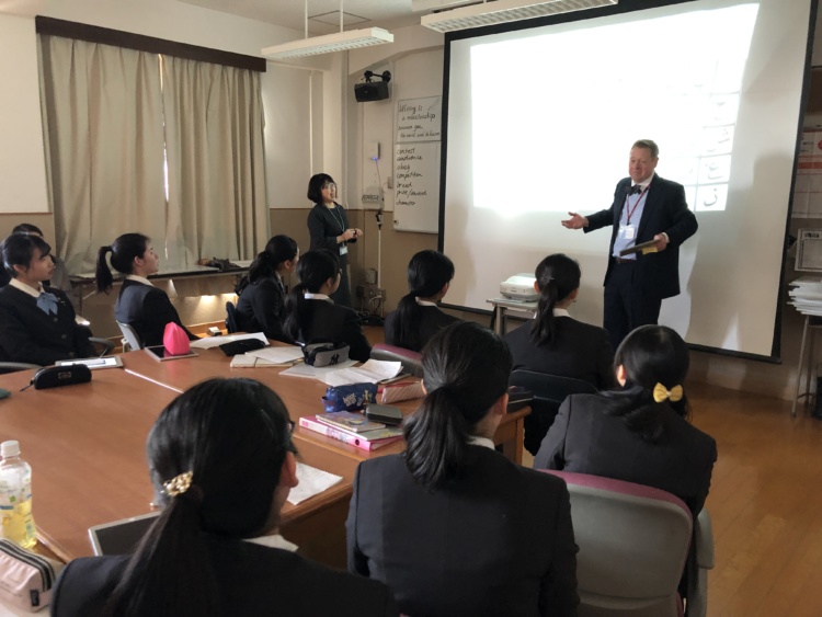 ノートルダム女学院中学高等学校の授業風景