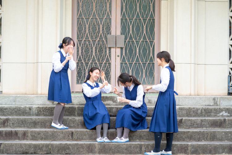 小林聖心女子学院の生徒が笑顔で会話しているようす