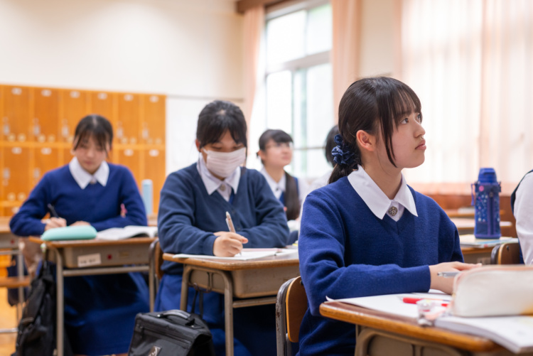 授業を受ける小林聖心女子学院の生徒たち