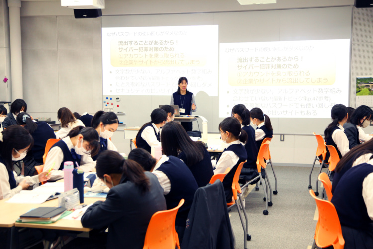 鷗友学園女子中学高等学校の授業風景