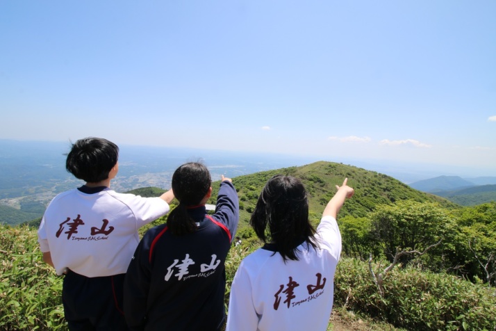 岡山県立津山中学校の生徒の登山風景