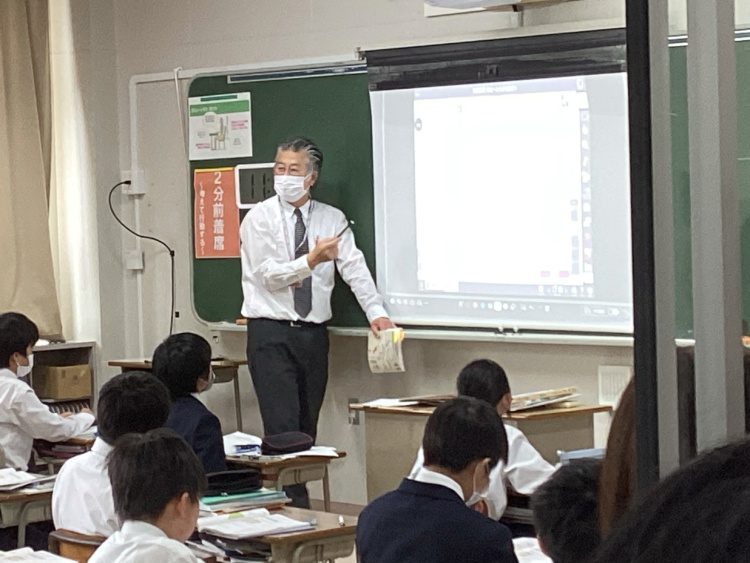 教室で生徒たちに授業をする関西学園岡山中学校・岡山高等学校の教員