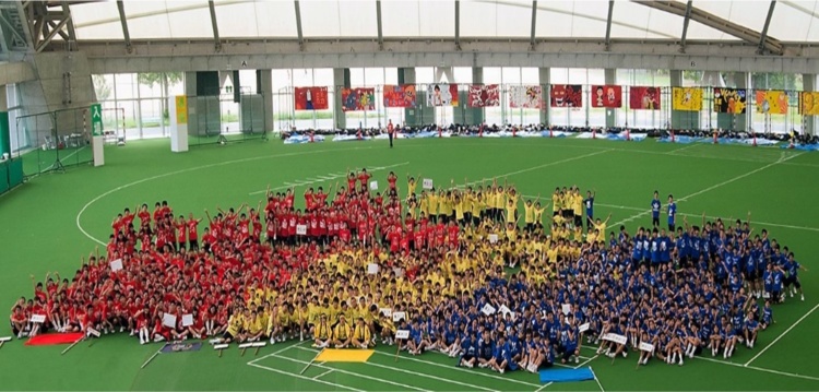 岡山ドームに集まる関西学園岡山中学校・岡山高等学校の生徒たち