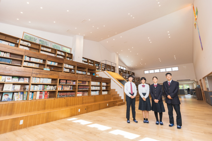 沖縄三育中学校の図書館にいる生徒たち