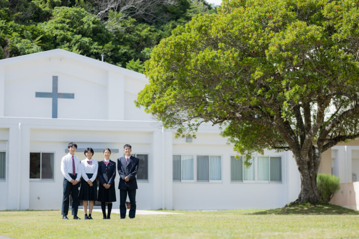 沖縄三育中学校の生徒たち