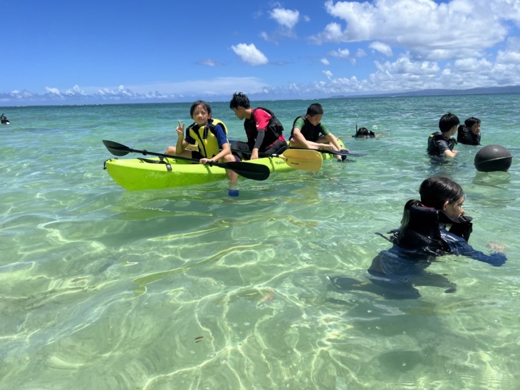 海で自然体験をする沖縄三育中学校の生徒たち