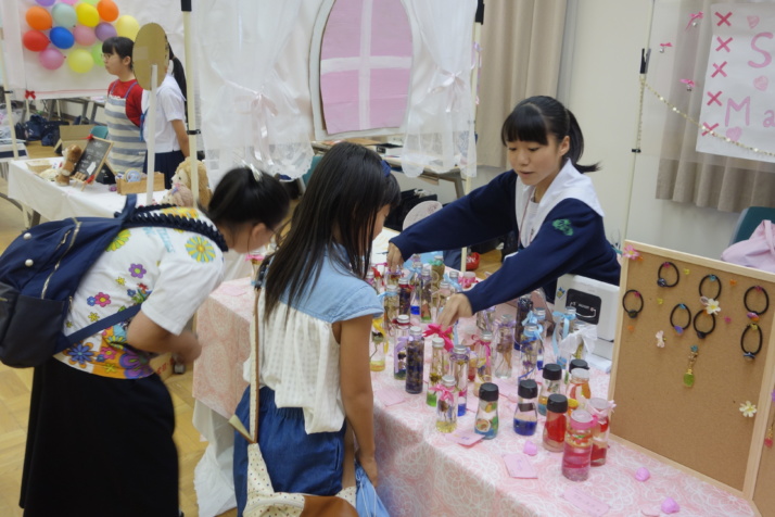 文化祭で起業体験の商品の説明をする大谷中学校・高等学校の生徒