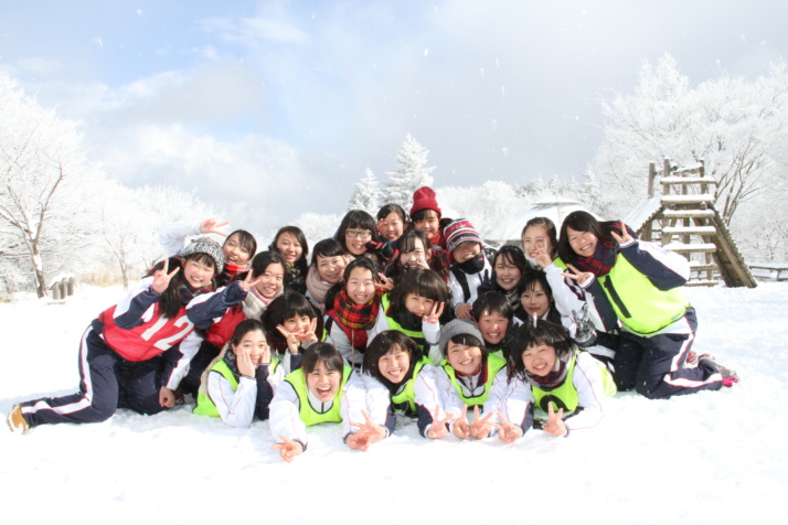 金剛登山で記念撮影をする大谷中学校・高等学校の生徒たち