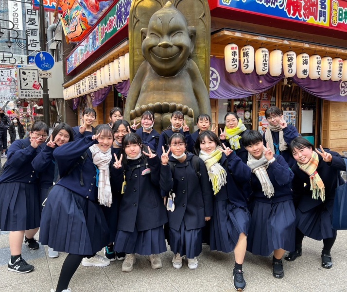 凛花Dayで記念撮影をする大谷中学校・高等学校の生徒たち